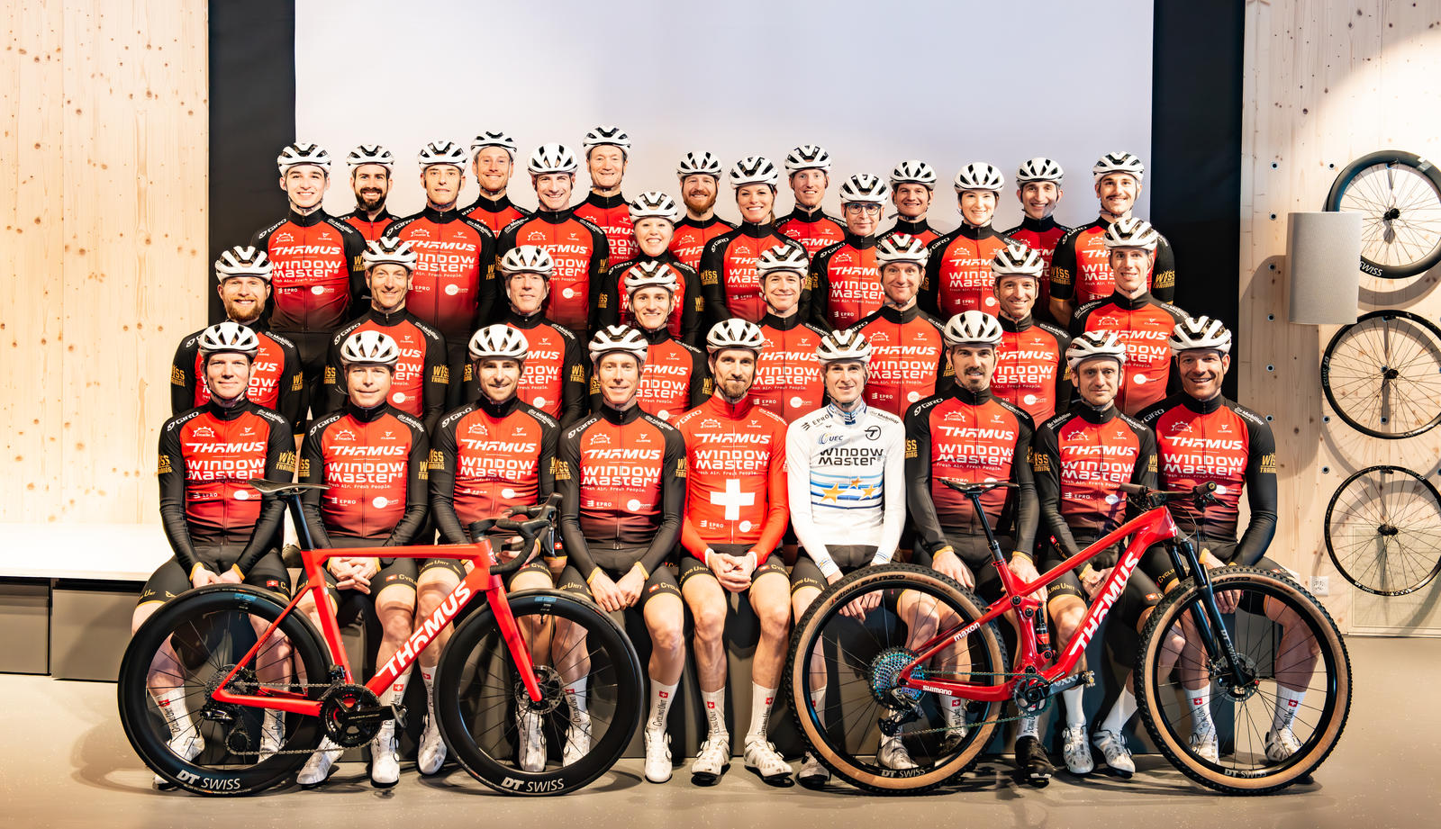 Gruppenfoto des Teams mit Rennvelos am Teamevent