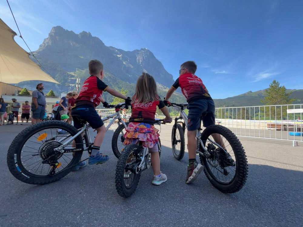 Kinder mit Mountainbikes im Swiss Bike Park, im Hintergrund Berge
