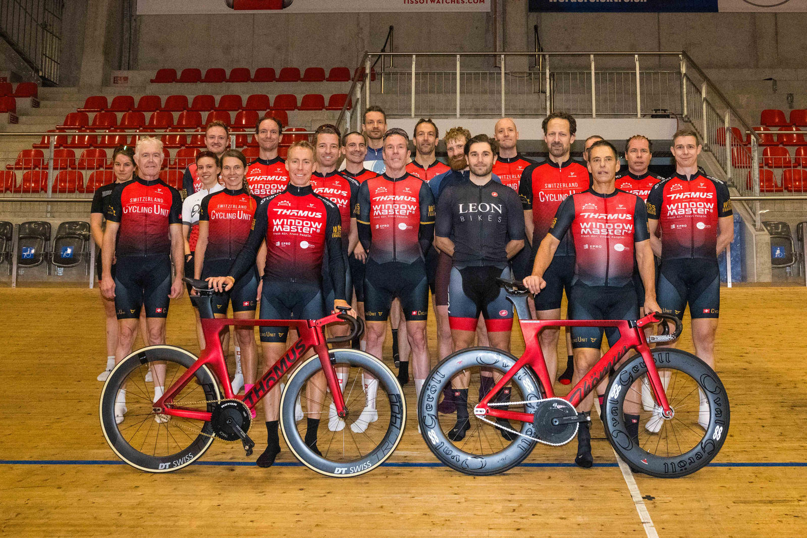 Das Team mit Bahnvelos im Tissot Velodrome Grenchen