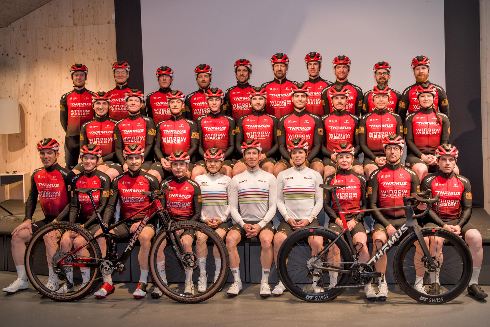 Gruppenfoto des Teams Thömus | WindowMaster by Wyss Training in Teambekleidung mit ihren Rennvelos